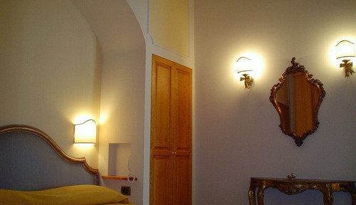 Basic Double Room, Ensuite, Courtyard View