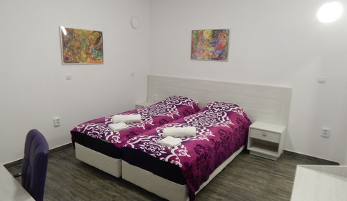 Comfort Room, Courtyard View (room 1 rose)