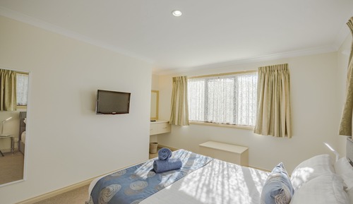 Room 26 queen bed plus 2 singles Standard
