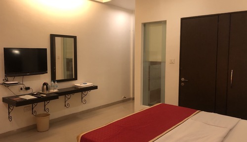 Signature Room, 1 Queen Bed, Pool View