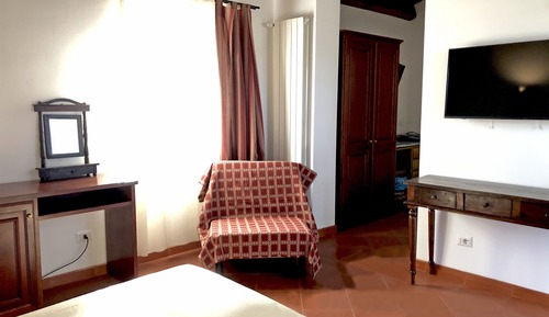 Classic Triple Room, Pool Access, Park View (006)