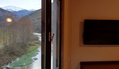 Deluxe Double Room, 1 Queen Bed, Smoking, Mountain View
