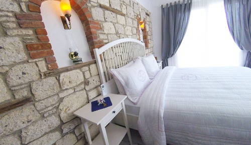 Deluxe Triple Room, Pool View (Bay View)