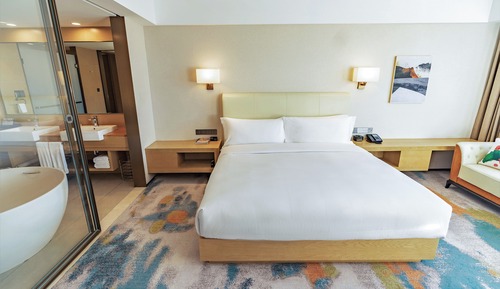 Executive Room, 1 King Bed, Lake View