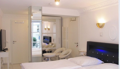 Double Room, Private Bathroom, Courtyard View (3)