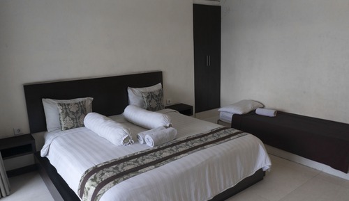 Standard Triple Room, Multiple Beds, Private Bathroom, Courtyard View