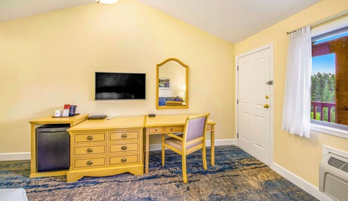Standard Room, 2 Queen Beds, Balcony, Lake View