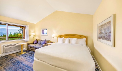 Standard Room, 1 King Bed, Balcony, Lake View