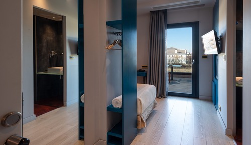 Single Room, Mountain View