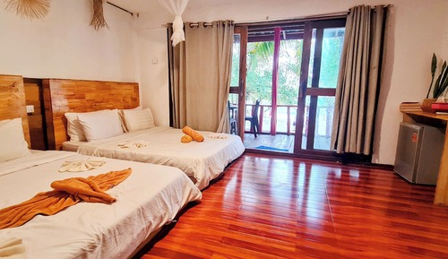 Basic Bungalow, Sea View