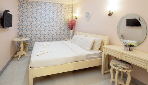 Standard Room, 1 King Bed, Garden View