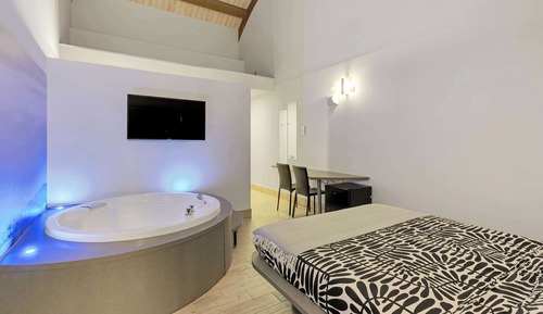 Superior Studio Suite, 1 King Bed, Balcony