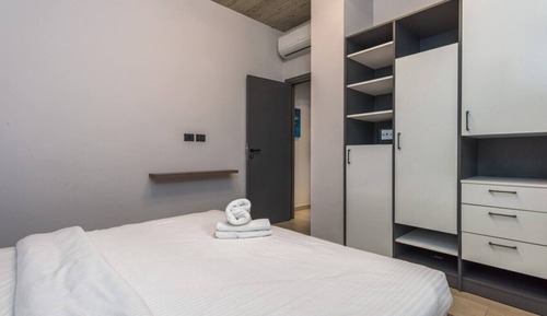 Amine 502, 1-BR in Mar Mikhael