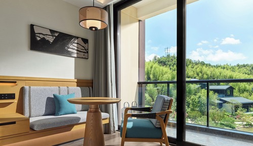 Basic Room, 1 King Bed, Garden View