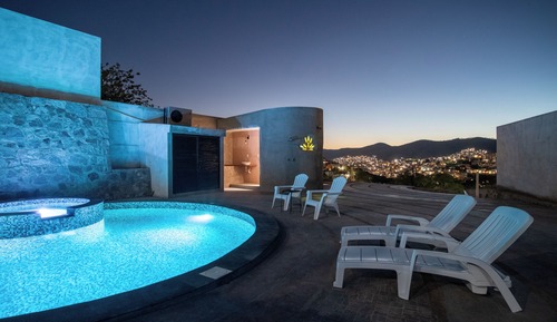 Comfort Room, City View