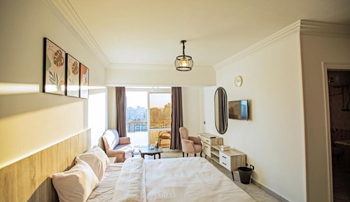 Family Room, Balcony, River View