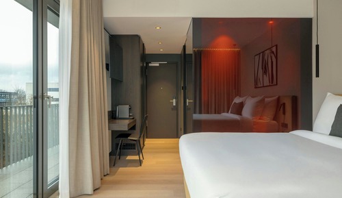 Premium Room, 1 King Bed, Non Smoking, Garden View (Corner)