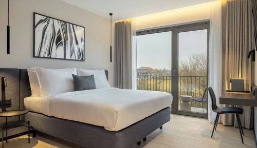 Premium Room, 1 King Bed, Non Smoking, Garden View