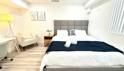 Deluxe Double Room, 1 King Bed, Non Smoking, Private Bathroom