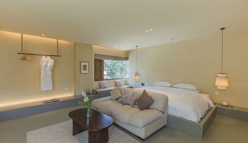Classic Studio Suite, Hill View