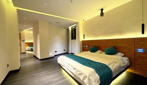 Family Room, Hill View
