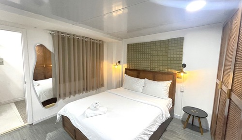 Deluxe Room, 1 Queen Bed, Non Smoking, City View (401)