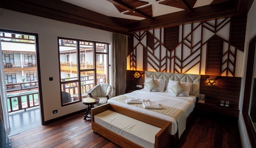Edens Casa with Bathtub, Balcony with Pool View