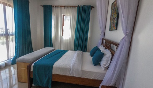 Luxury House, Garden View