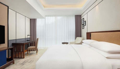 Superior Room, 1 King Bed, Smoking, Garden View