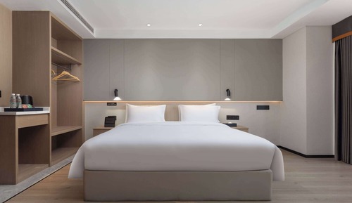 Room, 1 King Bed, Smoking (Mahjong)