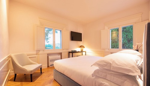 Superior Room, Hill View