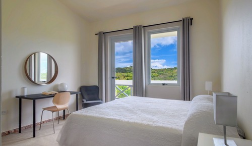 King Bed Private Balcony Valley View - Room 9