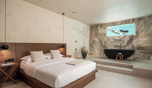 Signature Private Pool Suite