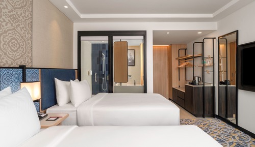 Deluxe Room, 2 Twin Beds (Runway View)