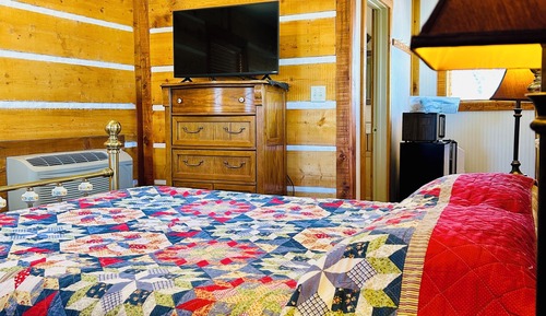 Panoramic Cabin, Park View Crows Nest (Upstairs, Second Floor)