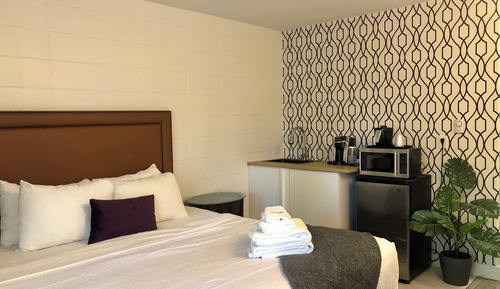Studio Suite, 1 King Bed, Kitchenette