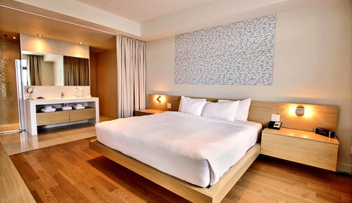 Junior Suite, 1 King Bed, Pool View