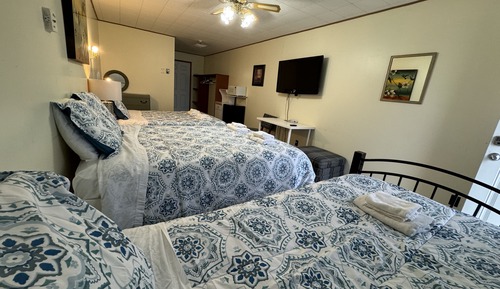 Huge Lake Front Room, Pool, Hot tub, Sauna #10