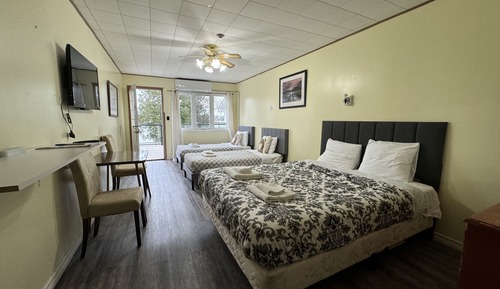 Lakefront Nature Lodge Room Pet Friendly #9