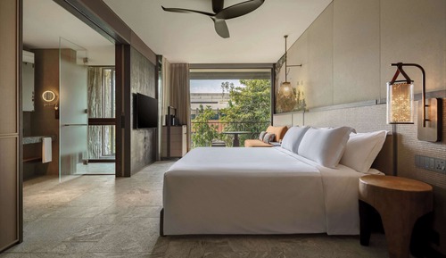 Room, 1 King Bed (Retreat)