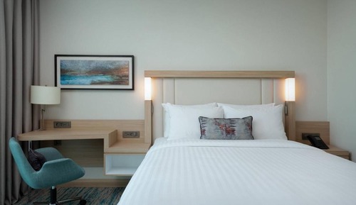 Room, 1 King Bed, Non Smoking, Pool View (Corner)