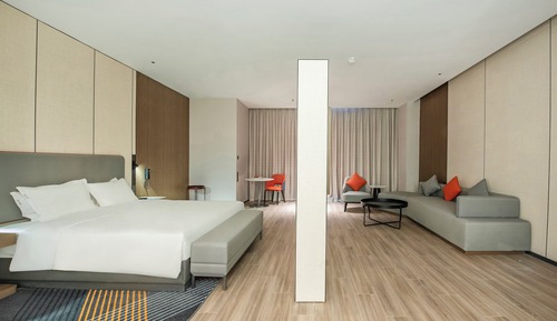 1 King Bed Suite City View