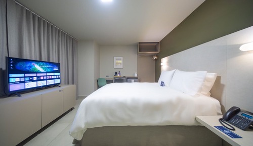 Premium Double Room, Private Bathroom, Garden View (One Queen Room 2.01)