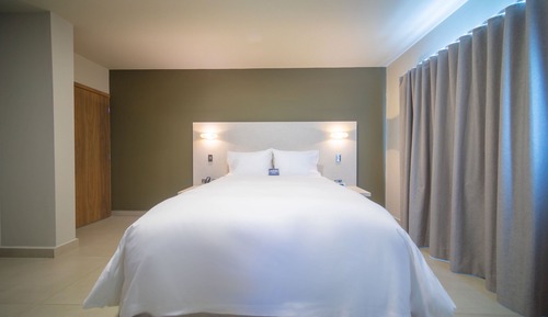 Premium Double Room, Private Bathroom, Garden View (One Queen Room 2.03)