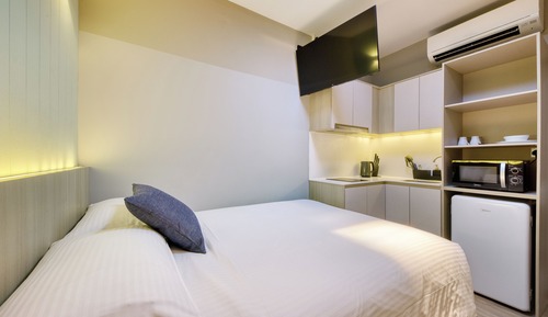 Deluxe Studio, 1 Queen Bed, No Windows