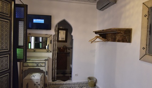 Basic Double Room, 1 Queen Bed