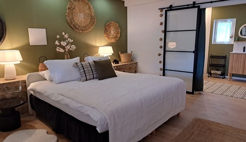 Comfort Suite, Pool View