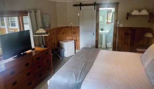 Deluxe Room, 1 King Bed, Private Bathroom