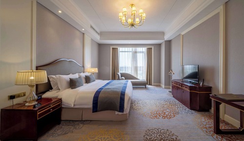 Business Room, 1 King Bed, Non Smoking (Deluxe)