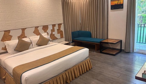 Garden Room  with Balcony